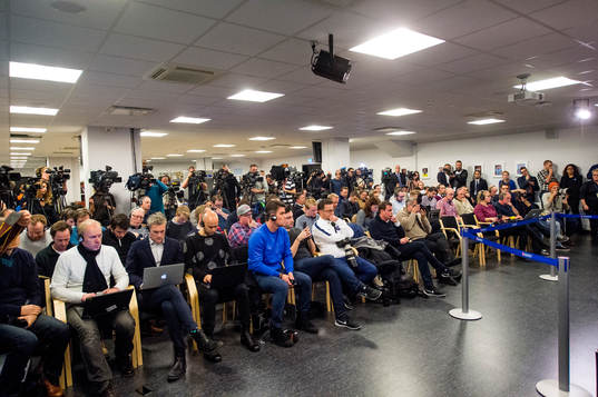 Media tittar på en presskonferens med Paris-Saint Germain