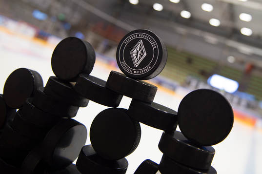 Puckar med logga på Karlskronas logga på