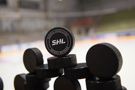 Puckar med en SHL logga på