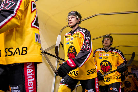 Luleås Christopher Mastomäki på väg in till