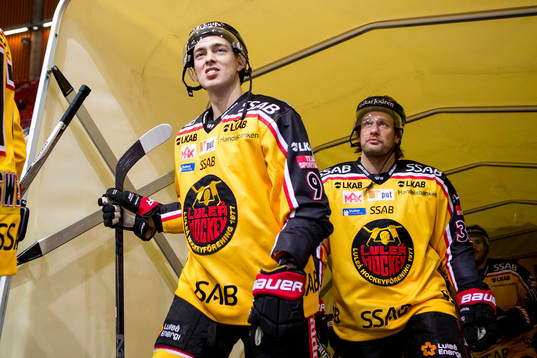 Luleås Johan Forsberg och Jonathan Granström  på väg in
