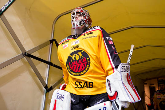 Luleås Oscar Masiello på väg in till uppvärmningen