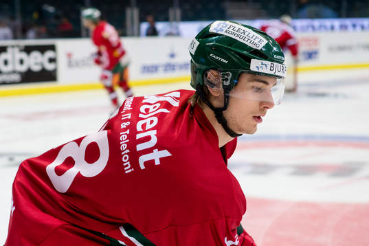 Frölundas Johan Sundström värmer upp innan en