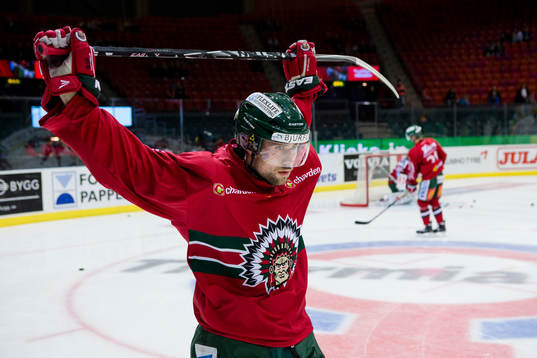 Frölundas Christoffer Persson värmer upp innan en