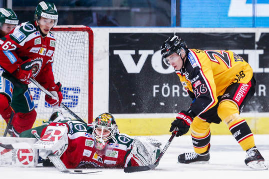Frölundas målvakt Johan Gustafsson räddar skott från