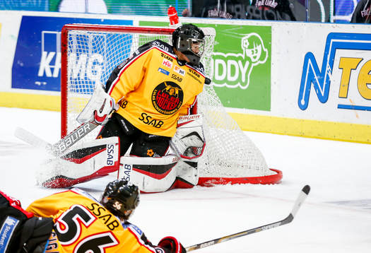 Luleås målvakt Samuel Ward räddar skott