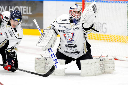 Linköpings målvakt David Rautio räddar