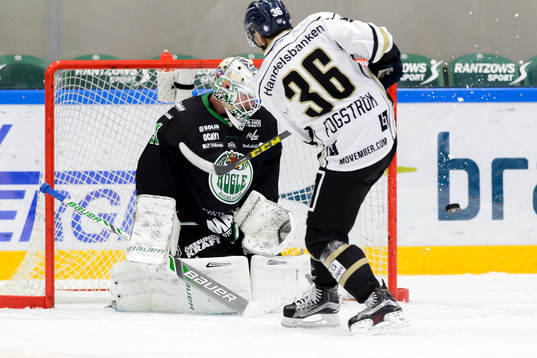Linköpings Niklas Fogström nära framför Rögles