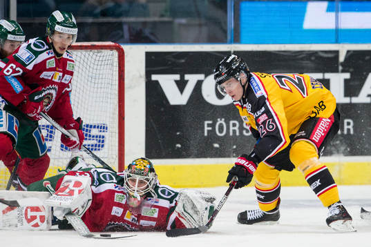 Frölundas målvakt Johan Gustafsson räddar ett skott
