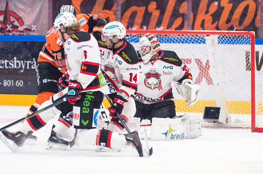 Malmö Redhawks målvakt Jonas Gunnarsson har det jobbigt