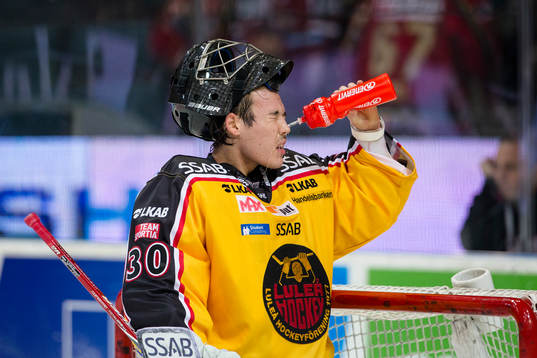 Luleås målvakt Samuel Ward spolar vatten i ansiktet