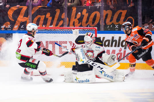 Malmö Redhawks målvakt Jonas Gunnarsson  räddar en puck