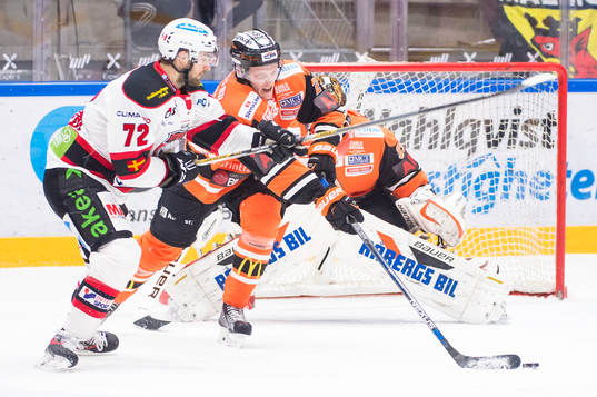 Karlskronas Henrik Nilsson trycker väck pucken