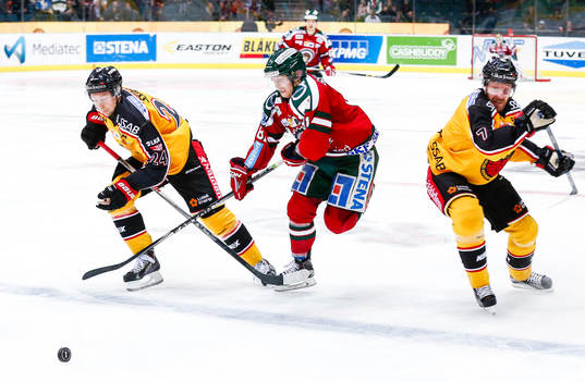 Luleås Johan Harju och Jan Sandström i en duell med