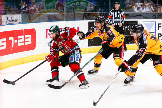 Luleås Marcus Oskarsson och Jacob Lagace jagar Frölundas