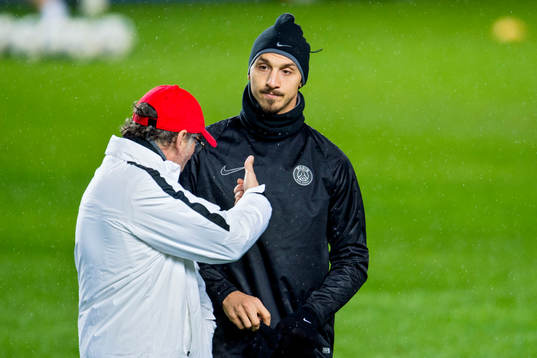 s Zlatan Ibrahimovic i samtal med tränare Laurent Blanc