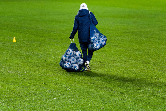 En man med två nät med fotbollar