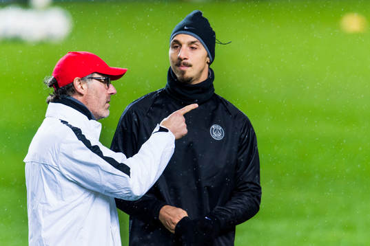 s Zlatan Ibrahimovic i samtal med tränare Laurent Blanc