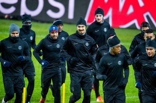 s Zlatan Ibrahimovic värmer upp