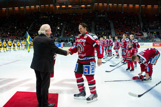 Frölundas ordförande Mats Grauers uppvaktar Frölundas