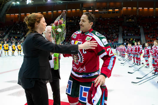 Frölundas ordförande Mats Grauers uppvaktar Frölundas