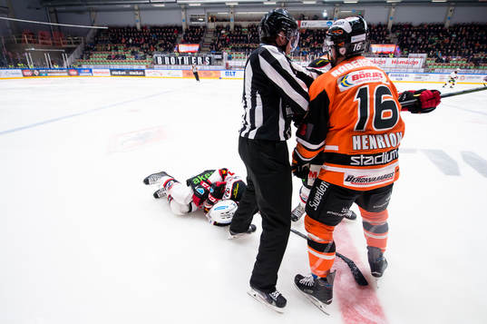 Malmö Redhawks Nils Andersson ligger skadad på isen