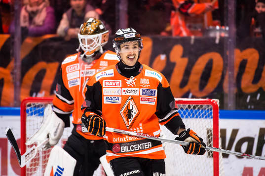 Karlskronas Robin Gartner skrattar åt en Malmö Redhawks