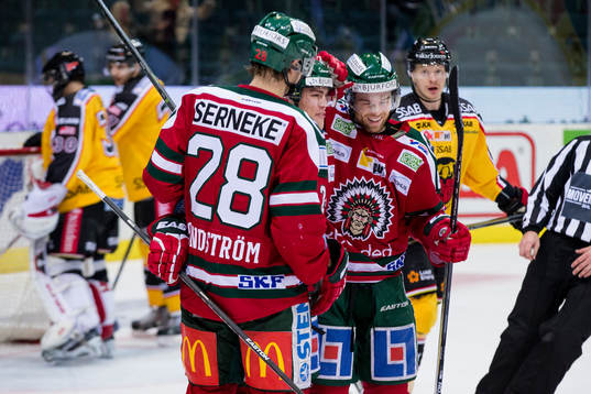 Frölundas Andreas Johnson jublar ihop med Spencer Abbott