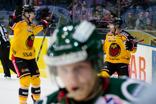 Luleås Lennart Petrell jublar ihop med 2-3 målskytten
