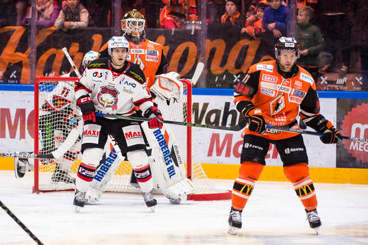Malmö Redhawks Björn Svensson oroar framför Karlskronas