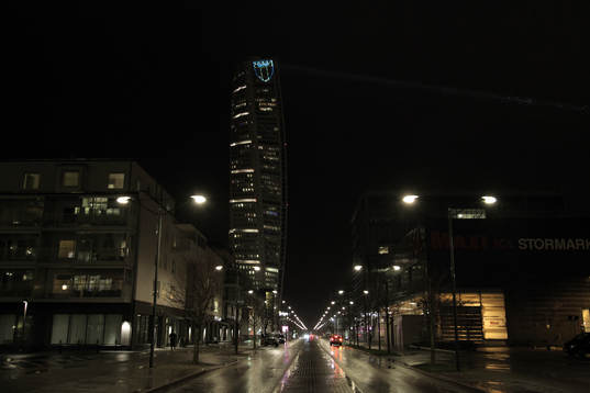 s emblem projicerad på toppen av Malmös högsta byggnad,