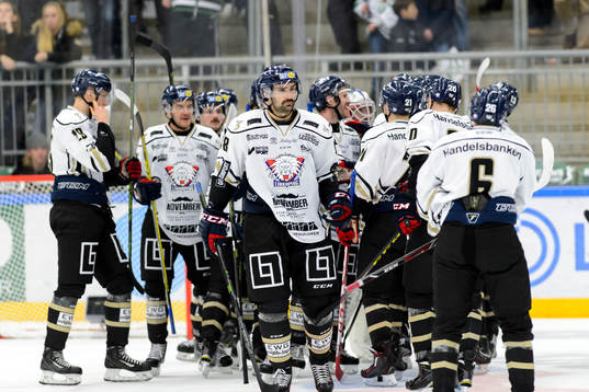 Linköpings Daniel Rahimi jublar tillamans med övriga