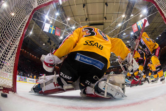 Luleås målvakt Samuel Ward släpper in 1-0