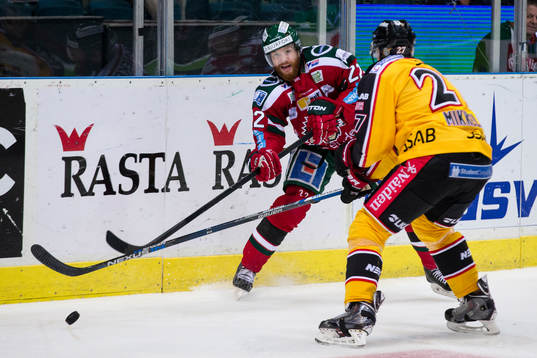 Frölundas Robin Figren mot Luleås Brendan Mikkelson
