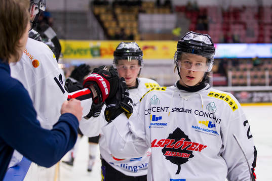 Asplövens Jonas Berglund blir grattad