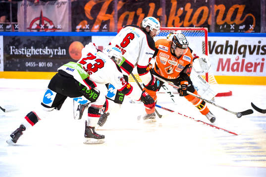 Karlskronas Filip Cruseman med pucken framför Malmö
