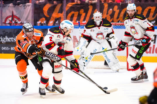 Karlskronas Emil Larsson  och Malmö Redhawks Erik