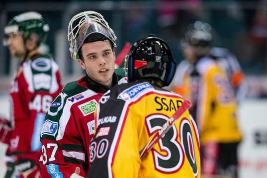 Frölundas målvakt Johan Gustafsson tackar Luleås