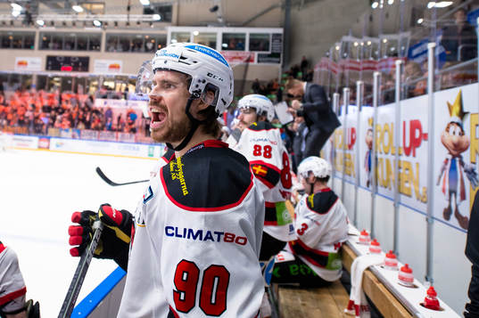 Malmö Redhawks Mattias Persson jublar i båset