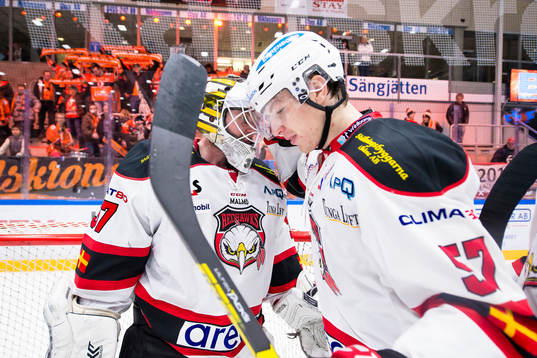 Malmö Redhawks Johan Ivarsson kramar om målvakt Jonas