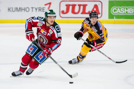 Frölundas Andreas Johnson före Luleås Lucas Wallmark