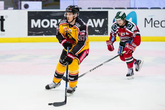 Luleås Brendan Mikkelson före Frölundas Ryan Lasch