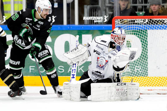 Linköpings målvakt David Rautio räddar