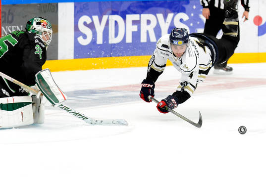 Linköpings Broc Little (h) bjuds på en lufttur framför