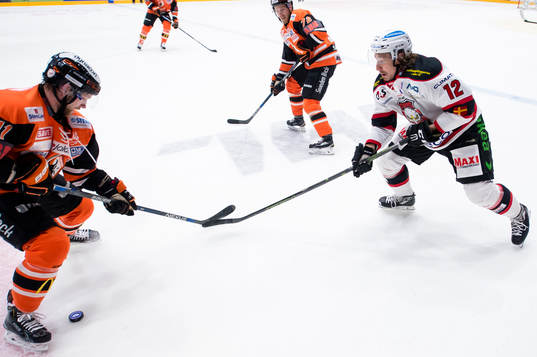 Malmö Redhawks Andreas Thuresson med pucken