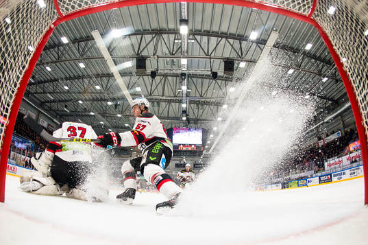 Malmö Redhawks Johan Ivarsson och målvakt Jonas Gunnarsson