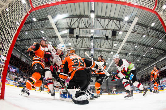 Malmö Redhawks Björn Svensson försöker komma fram och