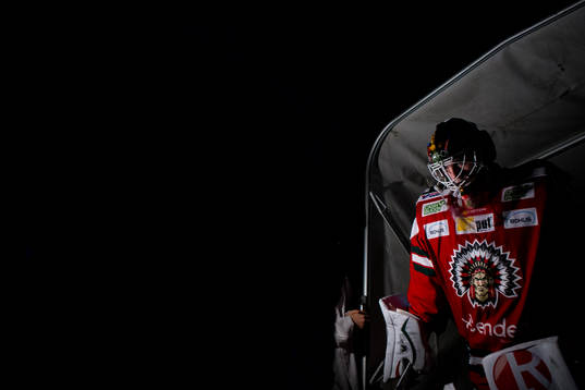Frölundas målvakt Johan Gustafsson på väg in till en