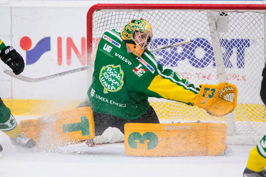 Björklövens målvakt Kevin Lindskoug sträcker på sig