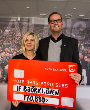 Gunilla Westerlund delar här ut en check från Svenska